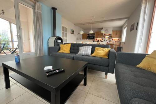 FabrezanにあるLe Villerouge - 14 Personnes - Piscineのソファとコーヒーテーブルのあるリビングルーム