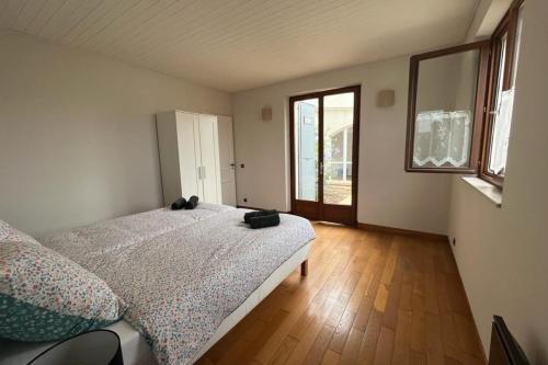 - une chambre dotée d'un lit avec deux chaussures noires dans l'établissement Le Villerouge - 14 Personnes - Piscine, à Fabrezan