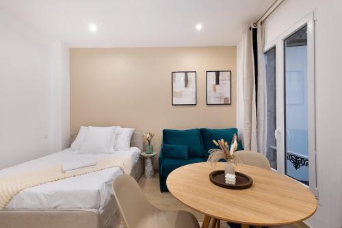 パリにあるLasuite Montbrunのベッドとテーブルとソファのある寝室