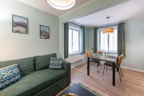 un salon avec un canapé vert et une table dans l'établissement Coeur de Ville - gare à 200m, à Saverne