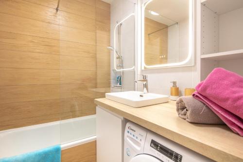 een badkamer met wastafel en wasmachine bij Le Murmure des Flocons - Vostok Zodiaque in Villarembert