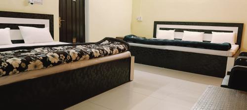 Saraswati Sadan Homestay Ayodhyaにあるベッド