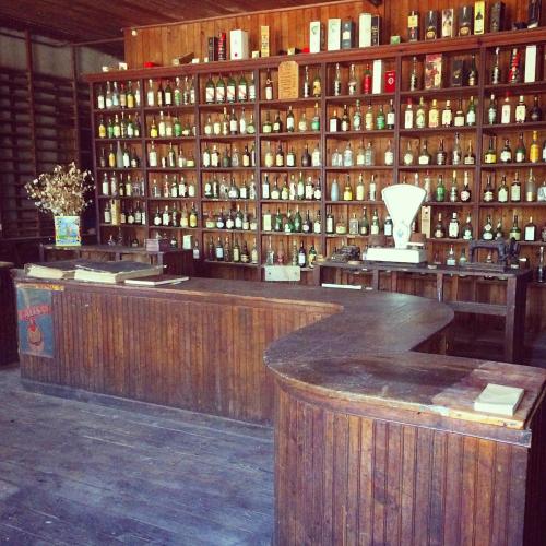 a bar with a lot of bottles of wine at Casa Histórica entre las Montañas in Quiroga
