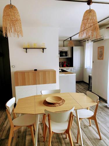 une salle à manger avec une table et des chaises en bois dans l'établissement Une calanque au coeur de la ville, à Marseille