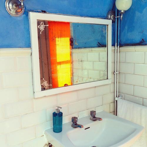 a bathroom with a sink and a mirror at Casa Histórica entre las Montañas in Quiroga
