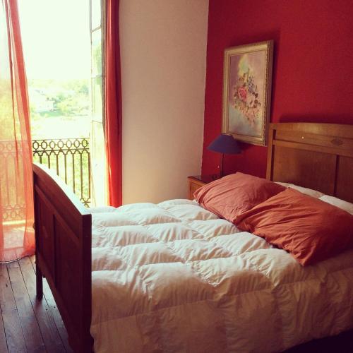 a bedroom with a large bed with a window at Casa Histórica entre las Montañas in Quiroga