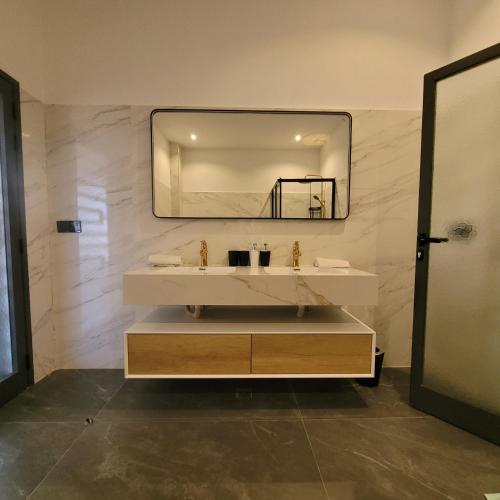 a bathroom with a sink and a mirror at Villa à louer in Saly Portudal