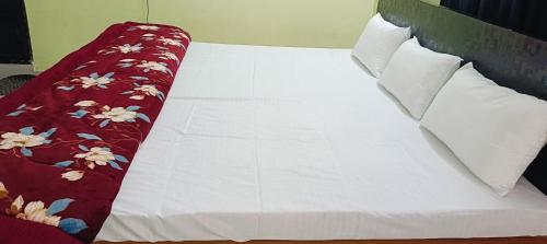 Saraswati Sadan Homestay Ayodhyaにあるベッド