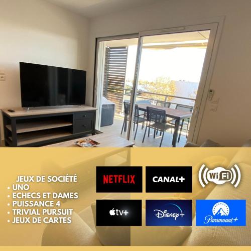 Il comprend un salon avec une télévision à écran plat et une salle à manger. dans l'établissement Halte à Ephyra - appartement à Gruissan, à Gruissan