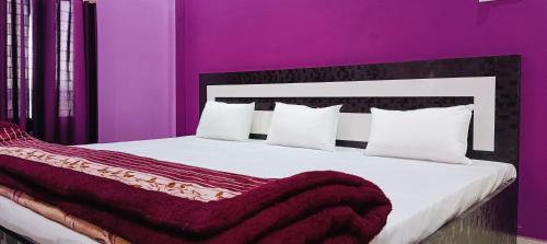 Una cama o camas en una habitación de Saraswati Sadan Homestay Ayodhya