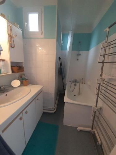 une salle de bain avec un lavabo, une baignoire et des toilettes dans l'établissement T3 hyper centre- ascenseur- parking- balcon, à Châteauroux