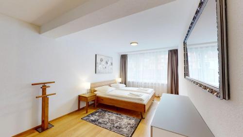 Habitación con cama, espejo y cruz en 2BR flat in the city center - West 12, en Zúrich