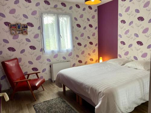 une chambre avec un lit, une chaise et une fenêtre dans l'établissement Maison 3 chb-billard-wifi-jardin-canoë, à Buzançais