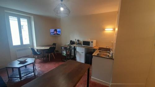 a small kitchen with a sink and a table at Appart central Vatan-1 chb-wifi in Vatan