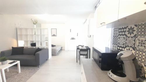 ein Wohnzimmer mit Sofa und Tisch in der Unterkunft Studio cosy Le Barangeon à Vierzon - Wifi in Vierzon