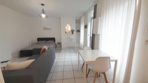 una camera da letto con un letto e un tavolo in una stanza di Studio RDC l'Auron- wifi - cour a Vierzon