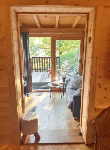 - un salon avec une porte s'ouvrant sur une terrasse dans l'établissement Chalet chaleureux à Courchevel avec vue sur la montagne, à Courchevel