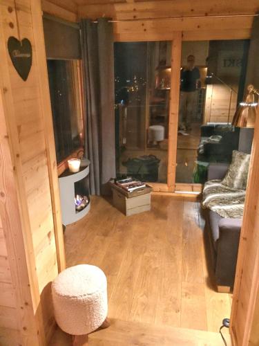 un salon avec un canapé et une chaise dans l'établissement Chalet chaleureux à Courchevel avec vue sur la montagne, à Courchevel