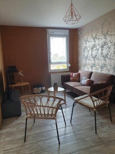 un salon avec un canapé et deux chaises dans l'établissement Duplex appartement 4 chambres120m2, à Grande-Synthe