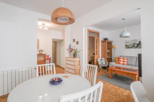 Bright cozy 2BD - OPERA area