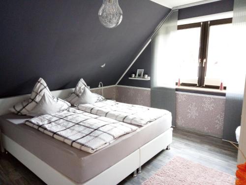 een slaapkamer met een bed in een kamer bij Ferienwohnung Helmers Gemütlich wie zuhause in Braunlage