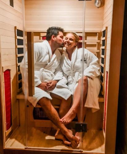 a man and woman sitting in a sauna at The Cacoon Tsitsikamma in Stormsriviermond