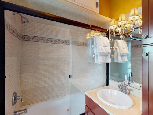 サバンナにあるHistoric Savannah Getawayの洗面台と鏡のあるバスルーム