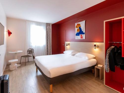 Postel nebo postele na pokoji v ubytování ibis Styles Prévessin Genève Aéroport