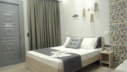 a bedroom with a bed with a black door at RelaxRooms #1 in Skala Marion