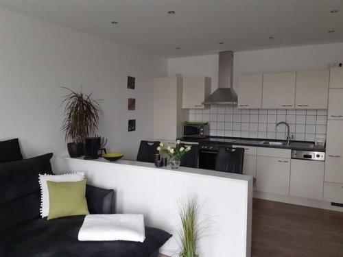 Dapur atau dapur kecil di Op-England-I-mit-Terrasse-grossem-Garten