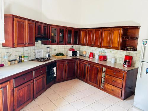 Kuchyň nebo kuchyňský kout v ubytování Maison spacieuse et confortable