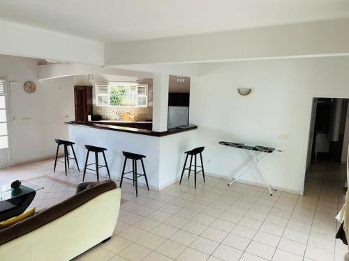 Kuchyň nebo kuchyňský kout v ubytování Maison spacieuse et confortable