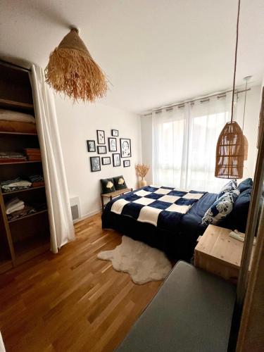 - une chambre avec un lit dans un dortoir doté de parquet dans l'établissement Anna, Maison, Wifi, Jardin, 3couchages, Cocon charmant, Coup de coeur, à Puilboreau