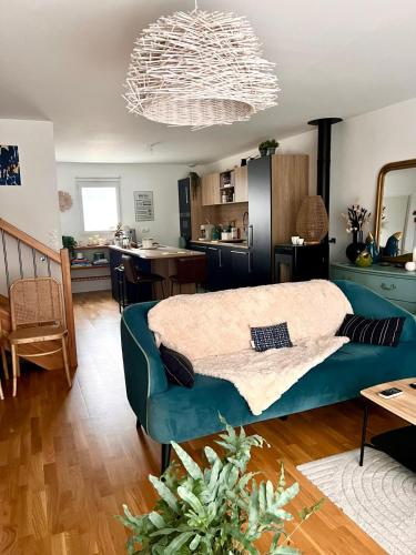 une chambre avec un lit et un salon dans l'établissement Anna, Maison, Wifi, Jardin, 3couchages, Cocon charmant, Coup de coeur, à Puilboreau