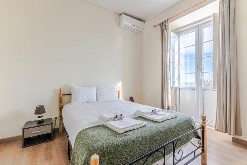 Ένα ή περισσότερα κρεβάτια σε δωμάτιο στο Very Sunny apartment with large balcony 3rd floor