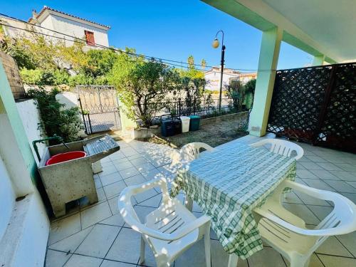 een tafel en stoelen op een terras bij Asfodeli 19 in Centro in San Teodoro