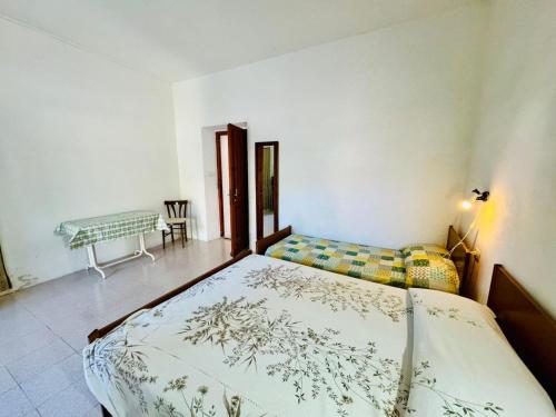 een slaapkamer met een bed en een tafel in een kamer bij Asfodeli 19 in Centro in San Teodoro