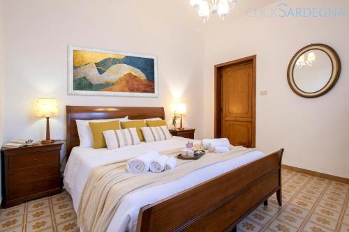 een slaapkamer met een groot bed met handdoeken erop bij Villa Le Dune a few steps from the sandy beach of Maria Pia in Alghero