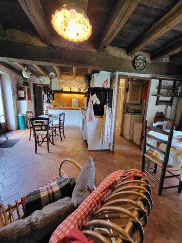 Il dispose d'une cuisine et d'un salon avec un canapé et un réfrigérateur. dans l'établissement Maison de Campagne Les Loges de Brenne, à Ardentes