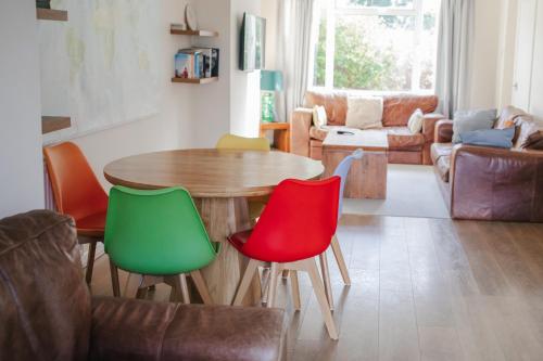 a living room with a table and four chairs at Entire 3 bedroom house, SALISBURY Cathedral City in Salisbury