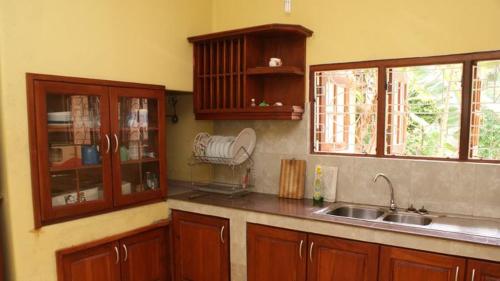 Ett kök eller pentry på Bentota Villa