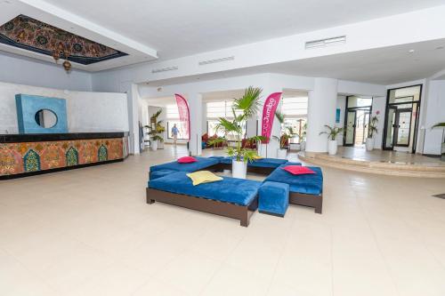 乌姆苏克Le Petit Palais Djerba & Spa的一间设有两张床和一张桌子的房间