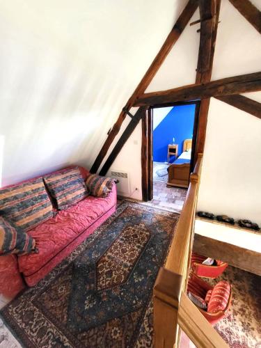 - un salon avec un canapé dans une tente dans l'établissement Maison de campagne-jardin-wifi proche Beauval, à Villentrois