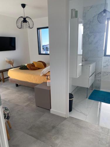 une chambre avec un lit et une douche à l'italienne dans l'établissement Villa zen bord de mer, à Sète