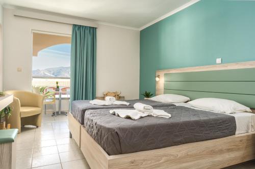 Ένα ή περισσότερα κρεβάτια σε δωμάτιο στο Poseidon Beach Hotel