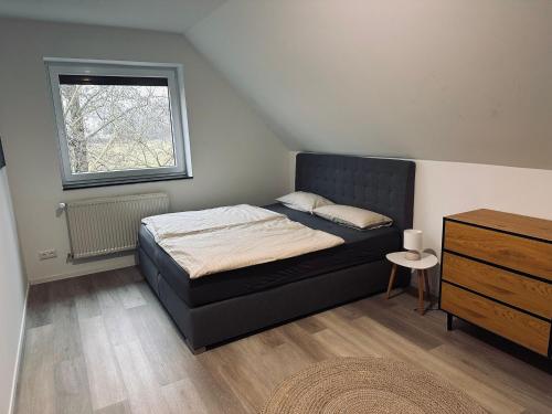 a small bedroom with a bed and a window at Bremen 3 Zimmer Wohnung Achim Uphusen Direkt an der Autobahn Bremer Kreuz! in Bremen