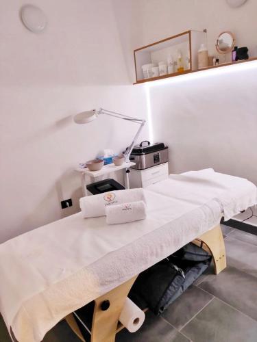 a room with a hospital bed with a lamp at Palazzo Iaquinta - Rooms, Restaurant & Wellness in Cicerale