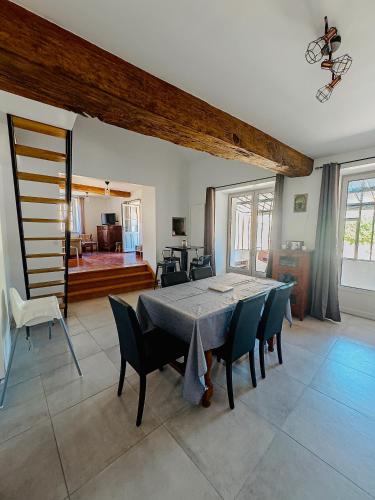 une salle à manger avec une table et des chaises dans l'établissement Gîte des Cadoles, à Saint-Jean-de-Vaux