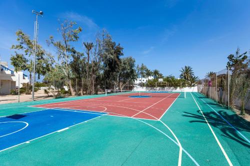 a court with a basketball court on a tennis court at Le Petit Palais Djerba & Spa in Houmt Souk