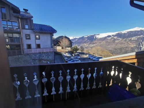 un balcon avec vue sur les montagnes dans l'établissement Duplex Chalet Edelweiss - La Plagne Montalbert, à Montalbert